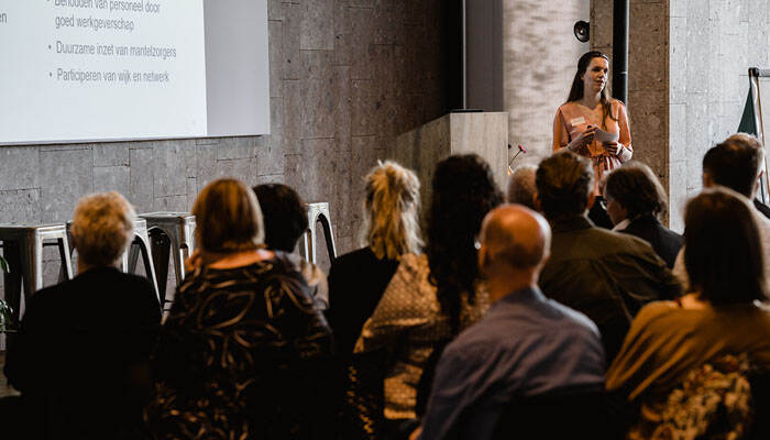 foto van Elles Visscher tijdens haar presentatie