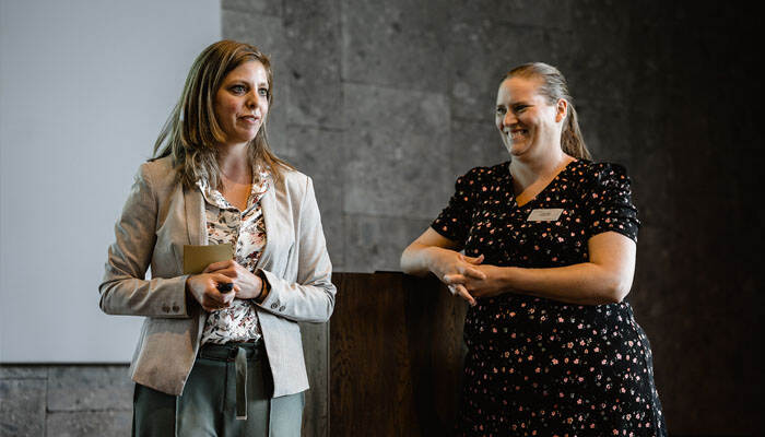 foto van Marloes Aarden en Laura Vink tijdens hun presentatie